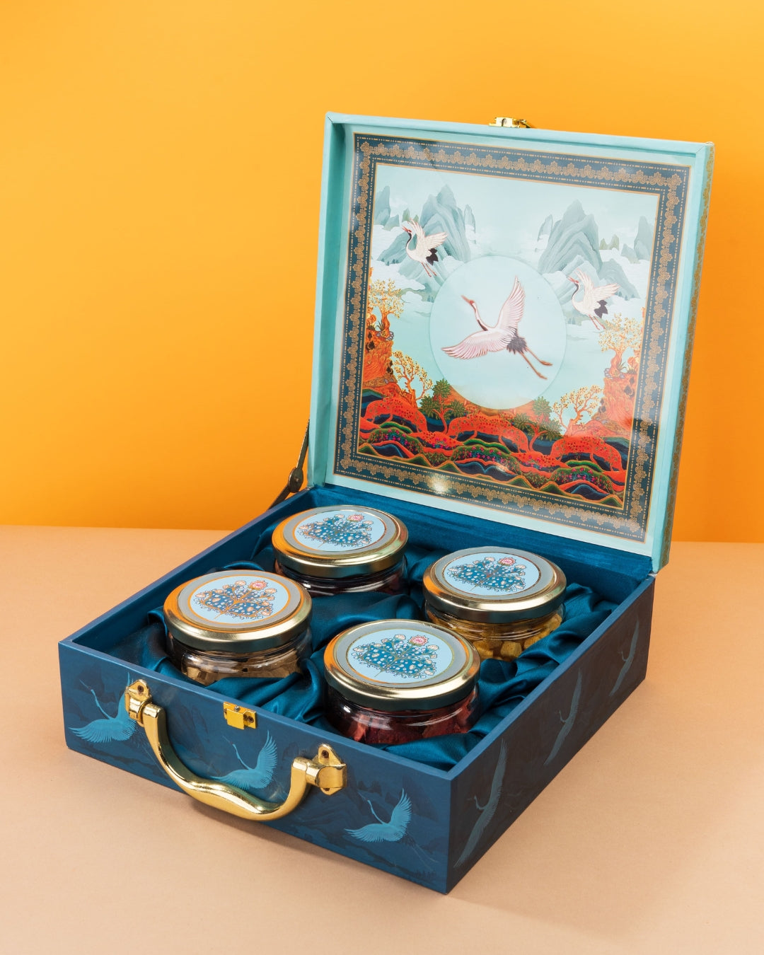 Aurora Essence Hamper: 1